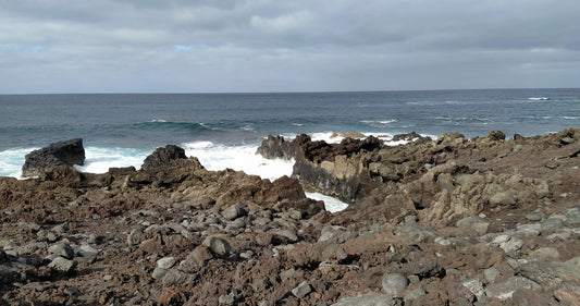 Vom Berichterstatter auf einer Wanderung auf Lanzarote aufgenommen: schroffe Küste und Brandung am Atlantik.