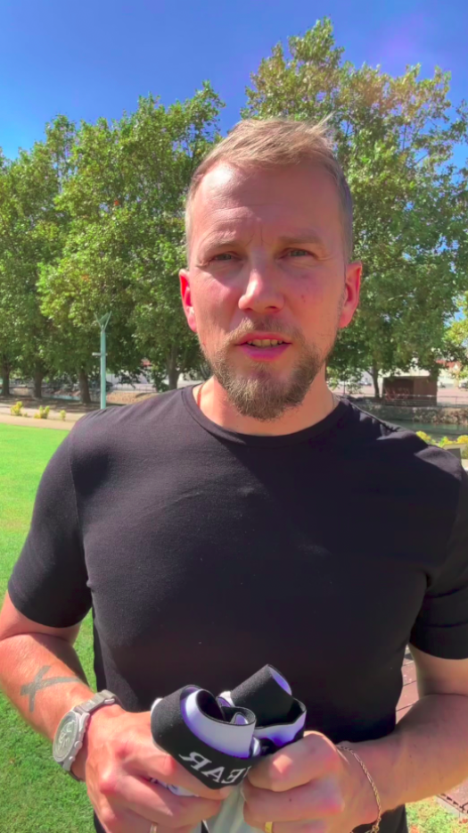 Ein Mann hält eine MANDERWEAR Herrenunterhose in der Hand