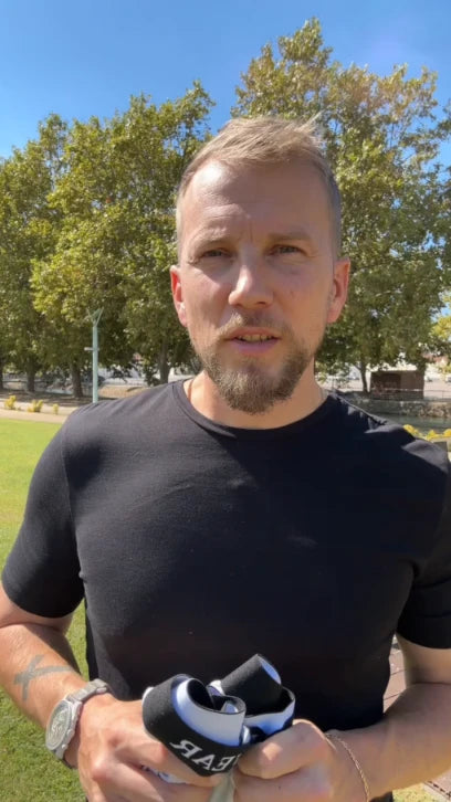 MANDERWEAR® ergonomische Herrenunterwäsche mit Pouch-Design gegen Hautreibung, Kleben und Zwicken, gehalten von einem Mann beim Outdoorsport. 