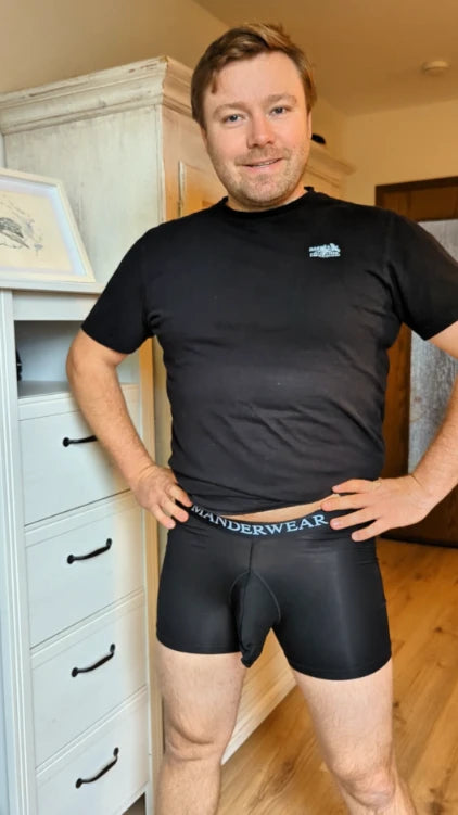 MANDERWEAR® ergonomische Herrenunterwäsche mit Pouch-Design gegen Hautreibung, Kleben und Zwicken. getragen an einem Model.