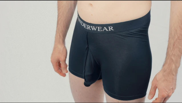 Ergonomische Herrenunterwäsche mit anatomischem Pouch-Design gegen Hautreibung getragen an einem Model